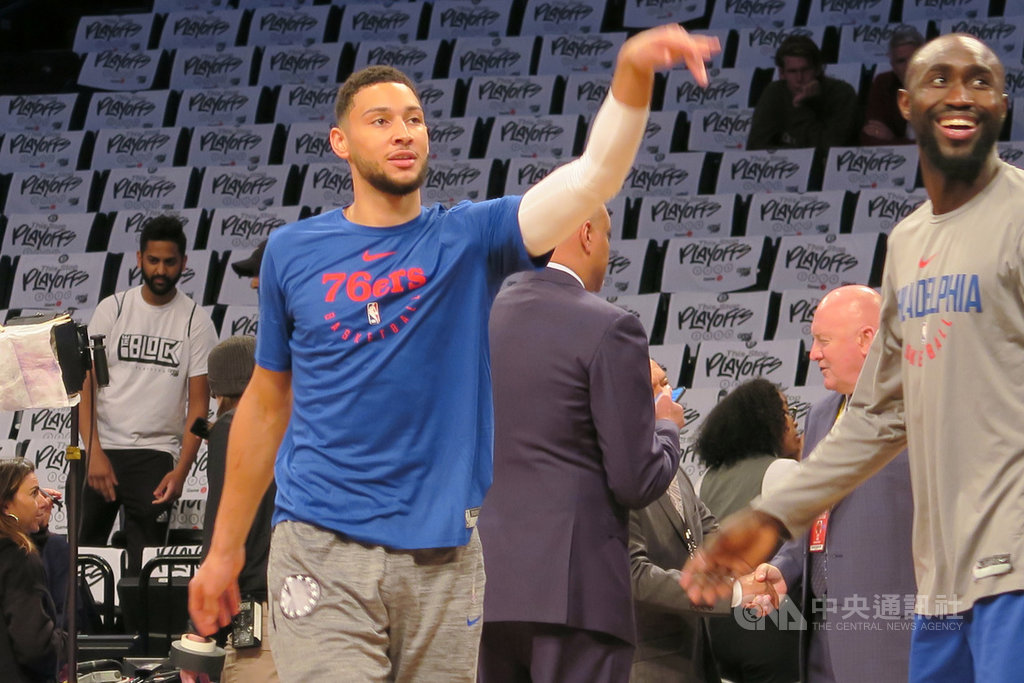 美國職籃NBA費城76人主力控衛西蒙斯(左)攻下31分,送出9次助攻,率隊以131比115客場擊敗布魯克林籃網,季後賽首輪取得2比1領先。中央社記者尹俊傑紐約攝 108年4月19日