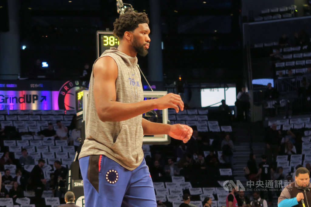 美國職籃NBA費城76人當家中鋒恩比德作客布魯克林籃網,雖參與賽前練習,但左膝痠痛再犯,賽前15分鐘決定換上便服坐板凳。中央社記者尹俊傑紐約攝 108年4月19日