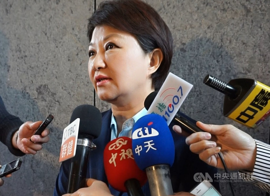 台中市長盧秀燕(圖)19日受訪表示,高雄市長韓國瑜和鴻海董事長郭台銘,2人支持度旗鼓相當,不一定搭檔參選,1個代表競選,1個負責輔選,「合則兩利,分則兩害」。中央社記者趙麗妍攝 108年4月19日