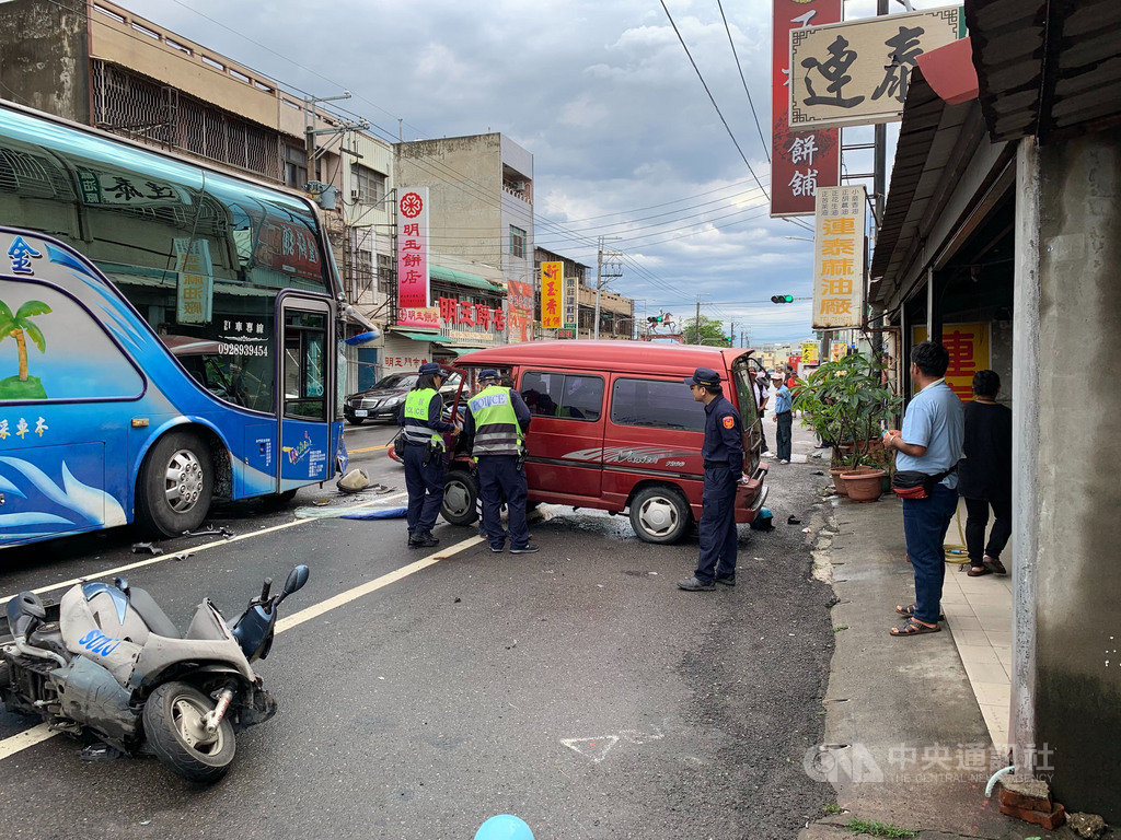 嘉義縣協志高職校車19日清晨開往學校途中,與一輛廂型車、一輛汽車、2輛機車發生擦撞,造成4人受傷送醫。(嘉義縣消防局提供)中央社記者江俊亮傳真 108年4月19日
