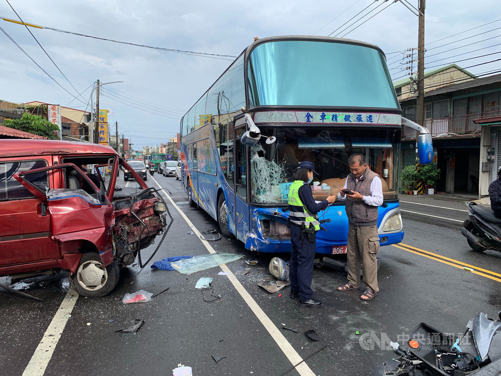 嘉義縣協志高職校車19日清晨開往學校途中,與一輛廂型車、一輛汽車、2輛機車發生擦撞,造成4人受傷送醫。廂型車車頭幾乎全毀。(嘉義縣消防局提供)中央社記者江俊亮傳真 108年4月19日