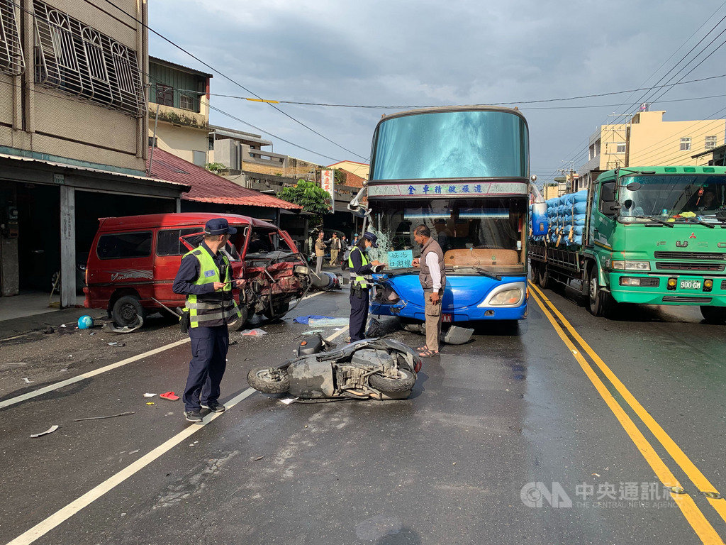 嘉義縣協志高職校車19日清晨開往學校途中,與一輛廂型車、一輛汽車、2輛機車發生擦撞,造成4人受傷送醫。肇事相關原因與責任歸屬,待警方進一步調查。(嘉義縣消防局提供)中央社記者江俊亮傳真 108年4月19日