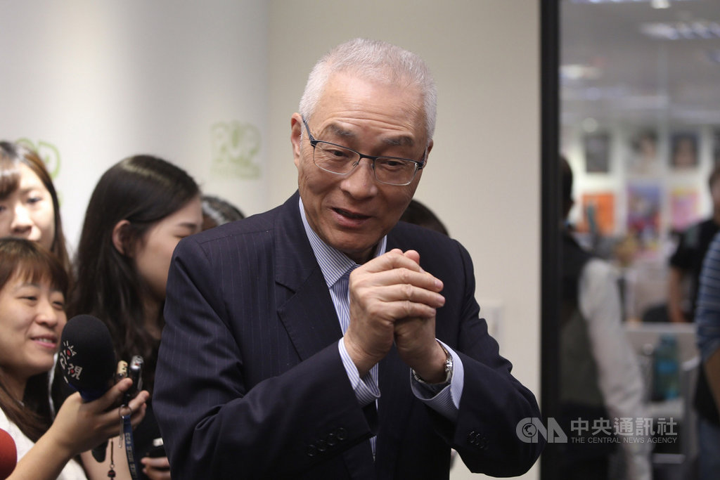 國民黨主席吳敦義(前)19日接受 「POP搶先爆」廣播節目專訪,並接受媒體聯訪,回應國民黨總統初選提問後向大家拱手致意。中央社記者徐肇昌攝 108年4月19日