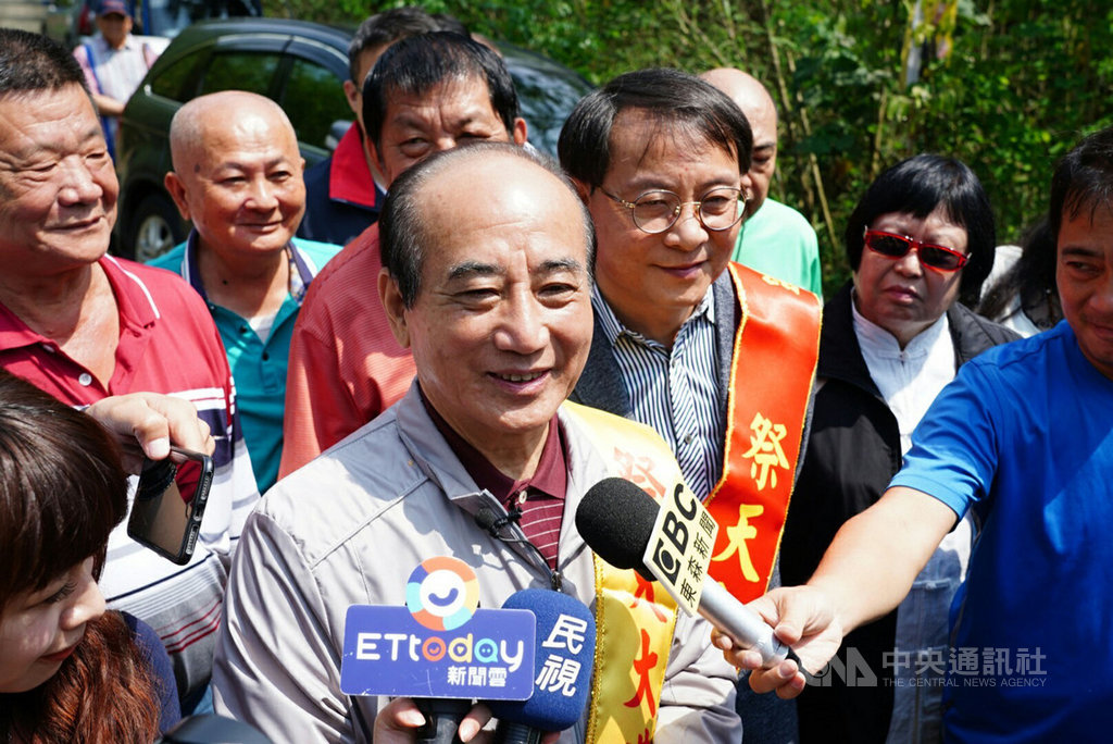 鴻海董事長郭台銘宣布投入國民黨總統初選,前立法院長王金平(前中)19日受訪時說,打算與郭台銘見面談參與初選情況,並希望黨中央趕快公布初選辦法,讓參選人有所依循。(王金平辦公室提供)中央社記者程啟峰高雄傳真 108年4月19日