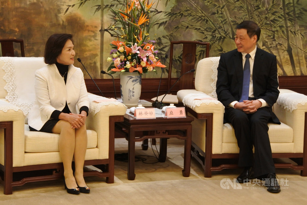 宜蘭及台東縣長率團前往上海舉行觀光及農產品推介會,上海市長應勇(右)19日會見宜蘭縣長林姿妙(左)。中央社記者張淑伶上海攝 108年4月19日