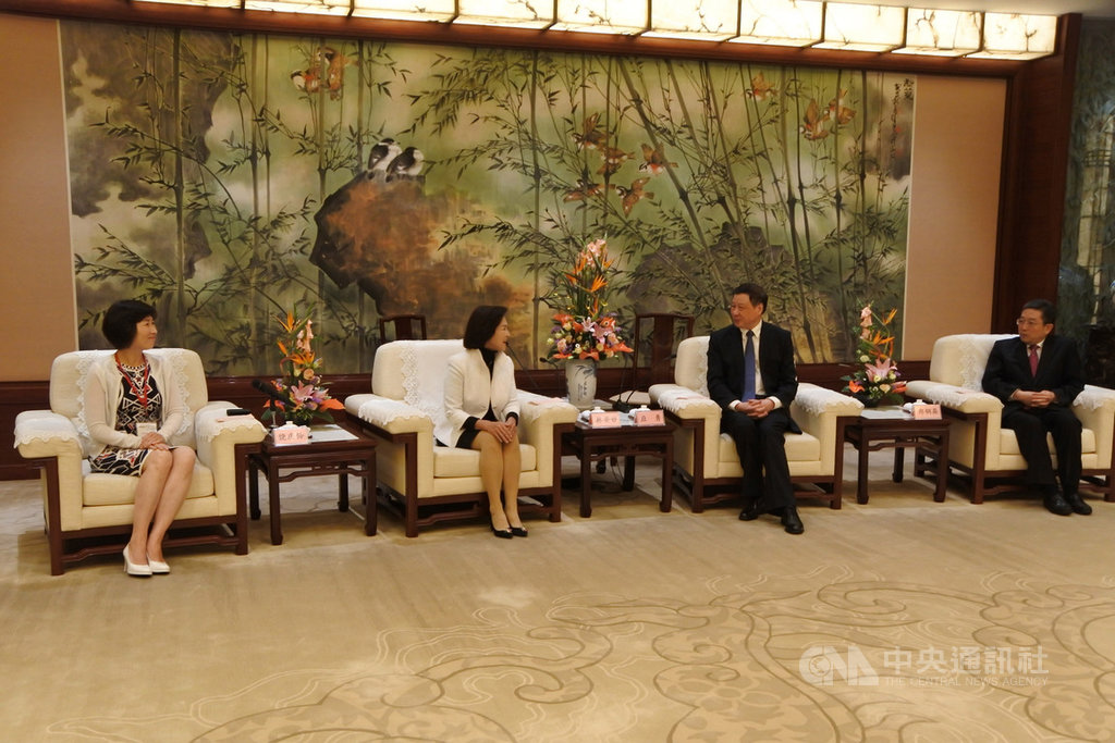 宜蘭及台東縣長率團前往上海舉行觀光及農產品推介會,上海市長應勇19日會見。由左至右為:台東縣長饒慶鈴、宜蘭縣長林姿妙、上海市長應勇和中共上海市委常委鄭鋼淼。中央社記者張淑伶上海攝 108年4月19日