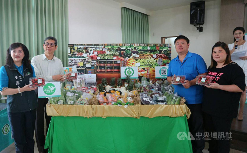 農糧署南區分署19日在嘉義縣農會舉辦吉園圃安全蔬果標章升級記者會,將轉型升級為有機及產銷履歷、友善耕作農業和自主管理QR-Code的3種方式;並邀請農友分享標章轉型升級產銷履歷驗證的經驗。(農糧署南區分署提供)中央社記者葉子綱傳真 108年4月19日