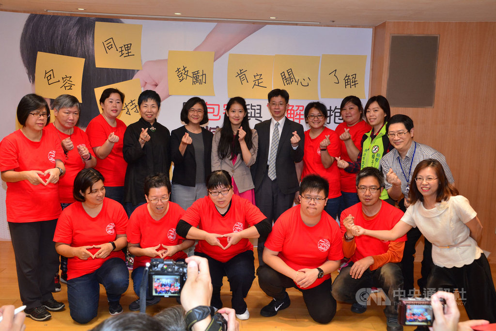 新北市政府衛生局19日舉行記者會,呼籲社會用關懷與包容接納精神病友。中央社記者黃旭昇新北攝 108年4月19日