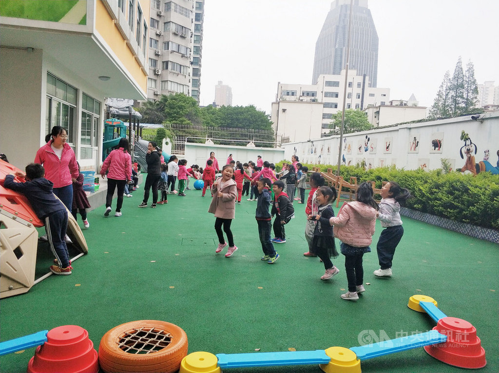中國2018年出生人口創下新低,幼教紅利正在喪失,加上官方不讓幼兒園資產上市、鼓勵設置平價幼兒園,業者投資幼教事業需審慎評估。圖為上海一所幼兒園。中央社記者張淑伶上海攝 108年4月19日