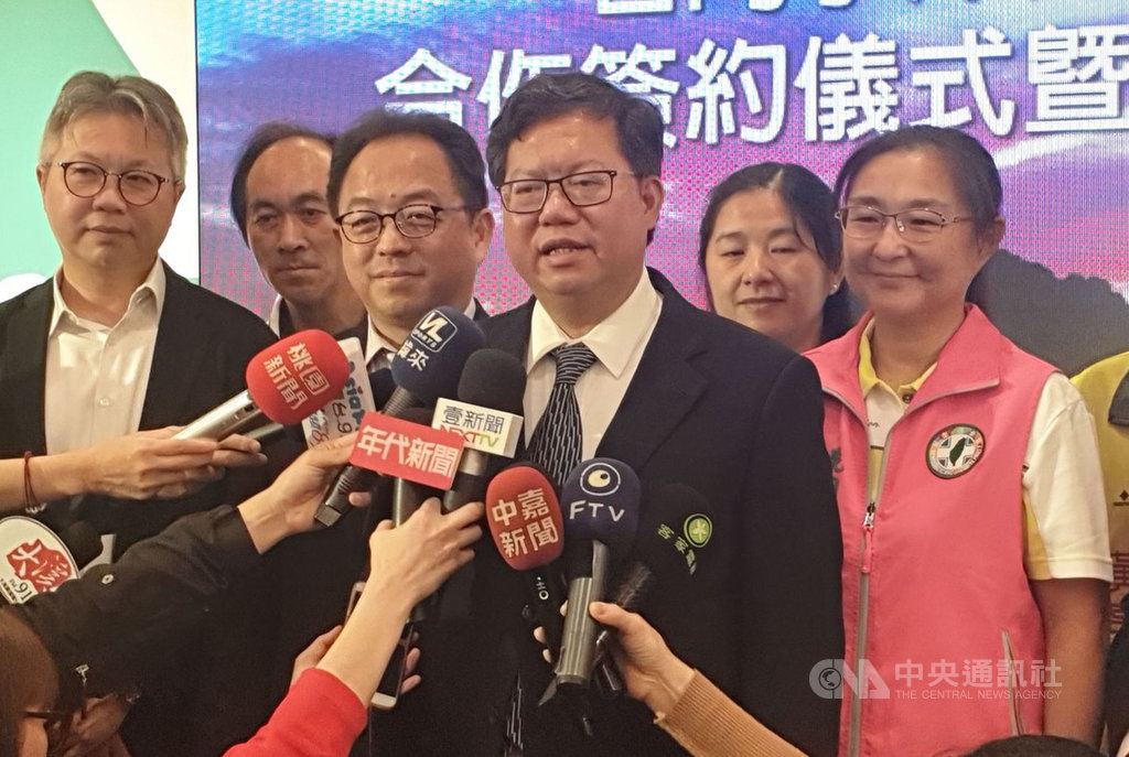 鴻海集團董事長郭台銘表態投入國民黨總統初選,桃園市長鄭文燦(左3)19日表示,郭台銘的企業領導能力不用懷疑,但國政治理跟企業治理不一樣,他必須證明是一個好的國政領導者。(桃園市政府提供)中央社記者邱俊欽桃園傳真 108年4月19日