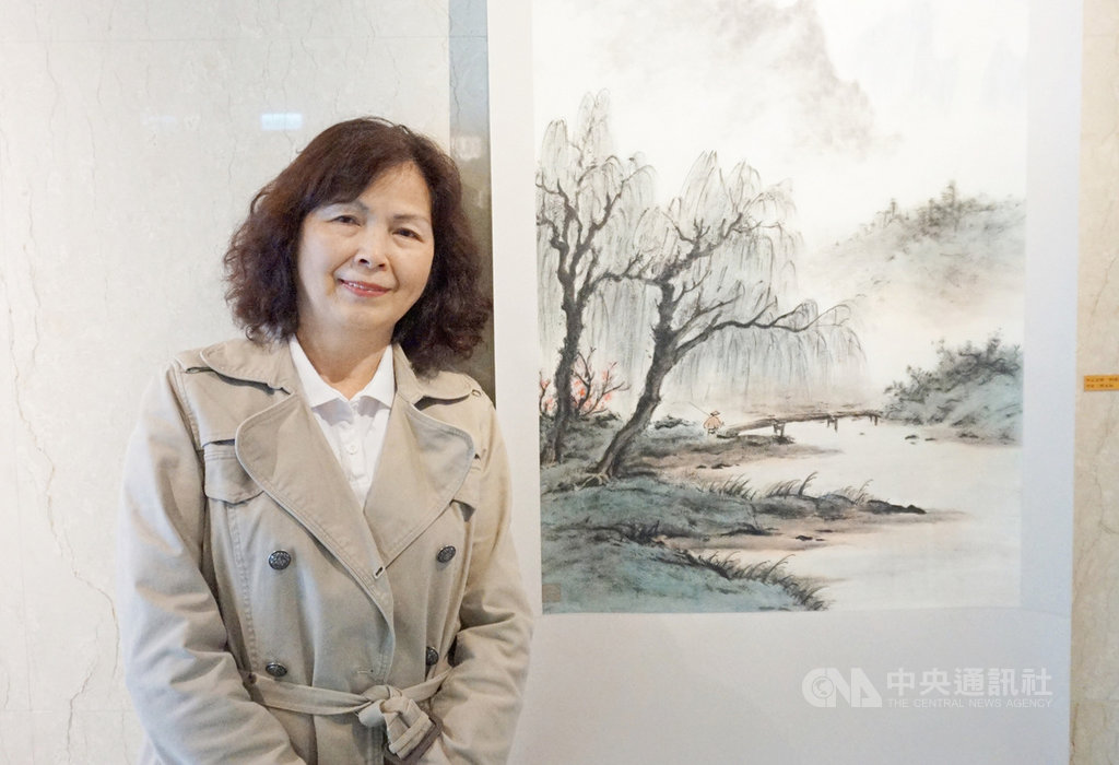 遊藝筆墨超過30年的新竹馬偕醫院環衛組員陳美妹,受邀與新竹市書畫協會成員在院內藝廊展出「漫漫藝術仨人展」,她表示,希望能藉由自己的書畫作品,讓病患感受到安定力量,進而戰勝病魔。中央社記者魯鋼駿攝 108年4月19日