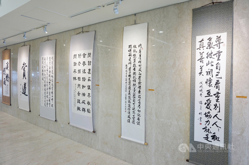 「漫漫藝術仨人展」即日起至5月31日在新竹馬偕醫院藝廊舉行,展出新竹馬偕醫院環衛組員陳美妹與新竹市書畫協會成員林麗文、張建盛的20多幅字畫作品。中央社記者魯鋼駿攝 108年4月19日