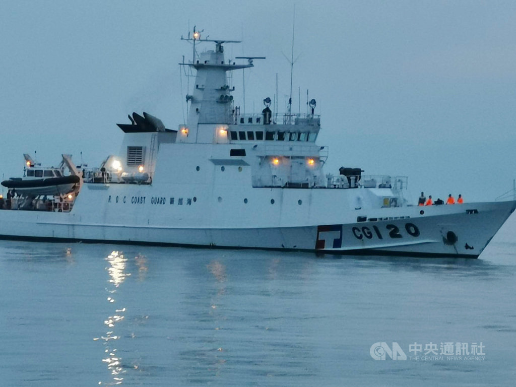 中國大陸漁船發生向馬祖漁民、海巡隊船艇丟擲石頭攻擊行為,馬祖海巡隊19日指出,海巡署已調派澎湖艦及2艘特勤快艇駐守馬祖海域,展開威力掃蕩。(馬祖海巡隊提供)中央社 108年4月19日