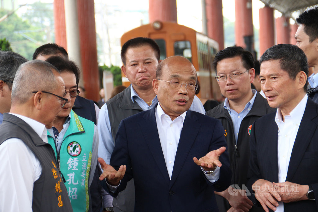 行政院長蘇貞昌(前中)19日視察苗栗鐵路一村復甦計畫,對於縣府提報新台幣4500萬元經費允諾支持並加碼補助,但要求修正規劃內容,強化觀光效益。中央社記者管瑞平攝 108年4月19日