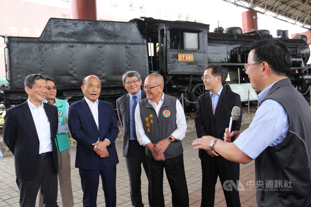 行政院長蘇貞昌(前左2)19日在客委會主委李永得(前左)、苗栗縣長徐耀昌(前左3)等人陪同下,前往視察苗栗鐵路一村復甦計畫,對於苗栗有一處火車頭的聚集地感到十分驚豔。中央社記者管瑞平攝 108年4月19日