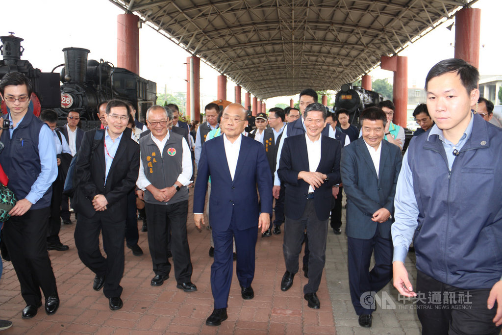行政院長蘇貞昌(前左4)19日在客委會主委李永得(前左5)、苗栗縣長徐耀昌(前左3)等人陪同下,視察苗栗鐵路一村復甦計畫,對於縣府提報新台幣4500萬元經費允諾支持並加碼補助,但要求修正規劃內容,強化觀光效益。中央社記者管瑞平攝 108年4月19日