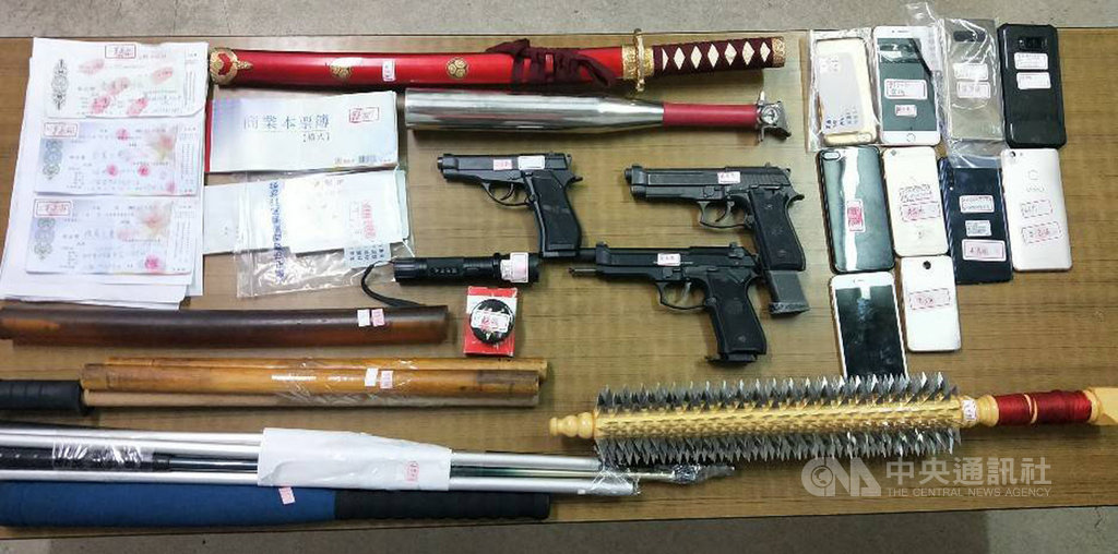 台中市豐原警分局破獲暴力討債恐嚇集團,日前逮捕一行11人到案,查獲空氣槍、武士刀、電擊棒等。(翻攝畫面)中央社記者趙麗妍傳真 108年4月19日