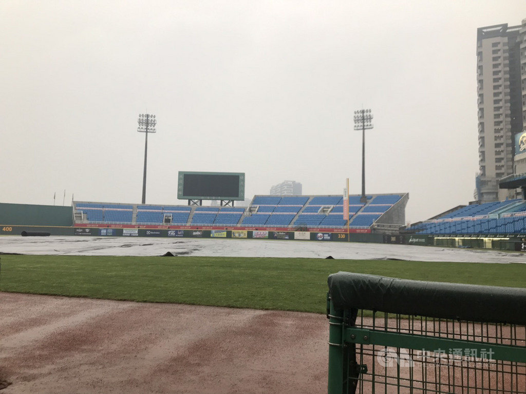 中華職棒19日原訂在桃園棒球場舉行富邦悍將隊與Lamigo桃猿隊比賽,因雨勢影響延賽,比賽改至21日晚間原場地打雙重賽。圖為桃園球場天氣狀況。中央社記者謝靜雯攝 108年4月19日