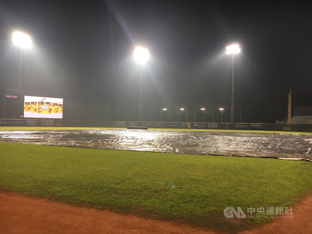中華職棒19日安排進行天母棒球場首戰,由統一7-ELEVEn獅隊迎戰中信兄弟隊,但開賽前下起大雨,過一個多小時等待後決定延賽,將於20日進行雙重賽。中央社記者楊啟芳攝 108年4月19日