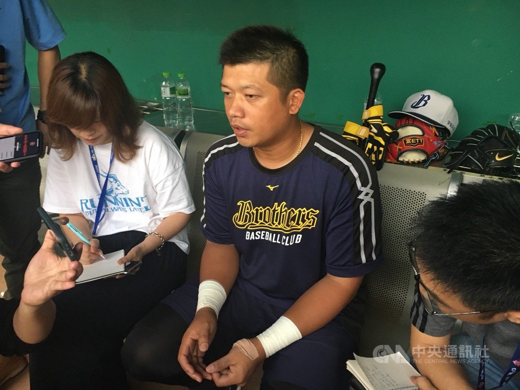 中職中信兄弟陳江和(中)將於21日進行最終戰,退休後他將擔任一壘指導教練,陳江和說:「就是重新開始。」中央社記者楊啟芳攝 108年4月19日