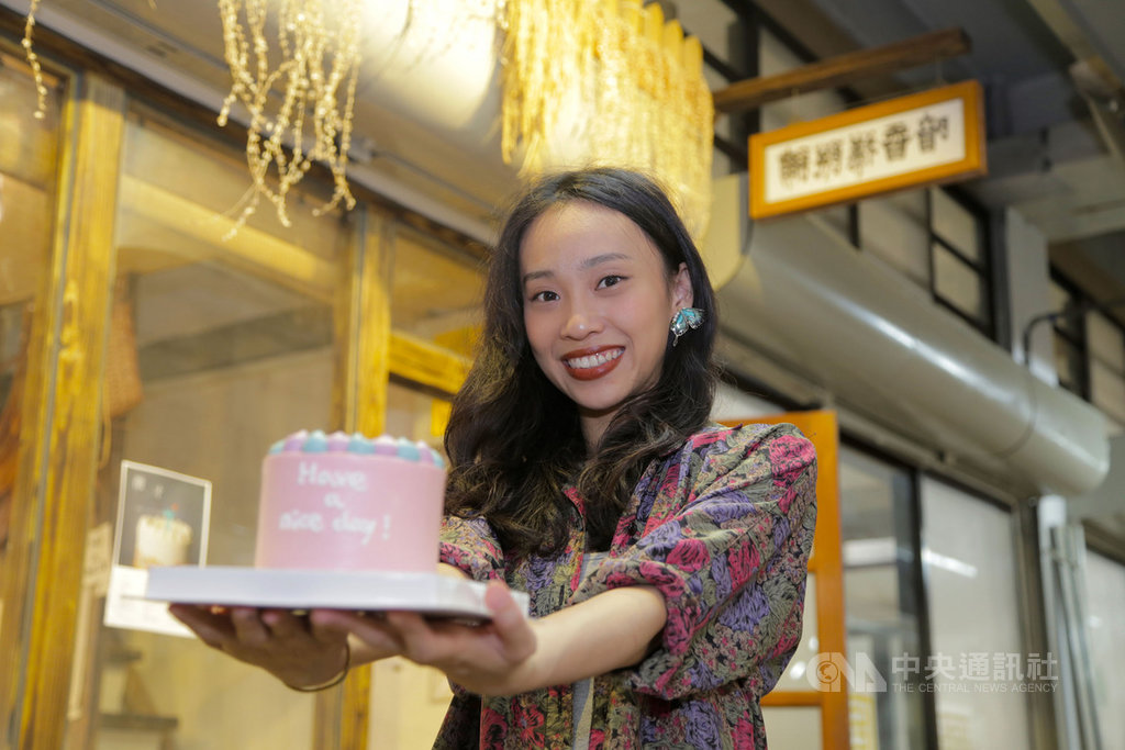 新竹市女孩邱妙欣19歲時休學,花3年時間摸索,開創屬於自己的糕餅舖,如今她的故事,鼓勵不少青年勇敢追夢。中央社記者魯鋼駿攝 108年4月19日