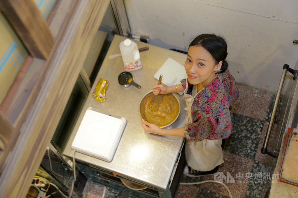 「暗香糕餅舖」老闆邱妙欣19歲時休學,花3年時間摸索,成功開起屬於自己的糕餅舖,她時常引用許多書中名言,「也許我們不是天生就勇敢的人,但我們可以決定要勇敢」,鼓勵想追求夢想卻不敢嘗試的人。中央社記者魯鋼駿攝 108年4月19日