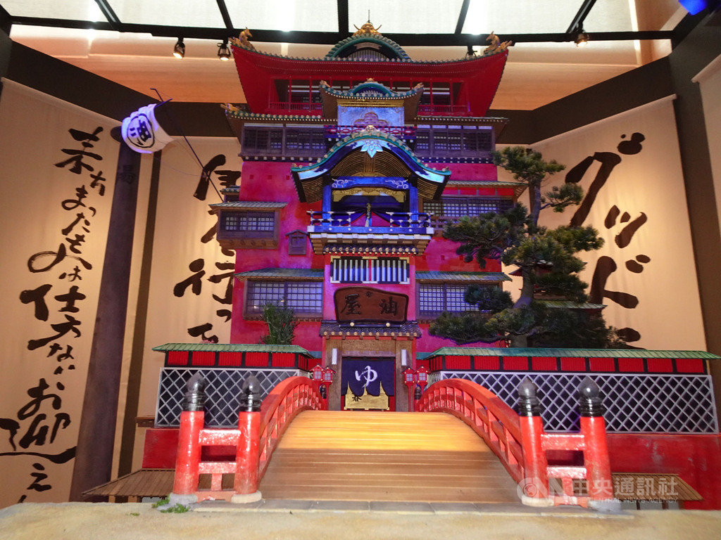 「鈴木敏夫與吉卜力展」展場上設立一座大型以動漫「神隱少女」中的湯婆婆與錢婆為意象的抽籤設施。另有一座湯婆婆經營的油屋(澡堂)。中央社記者楊明珠東京攝 108年4月19日