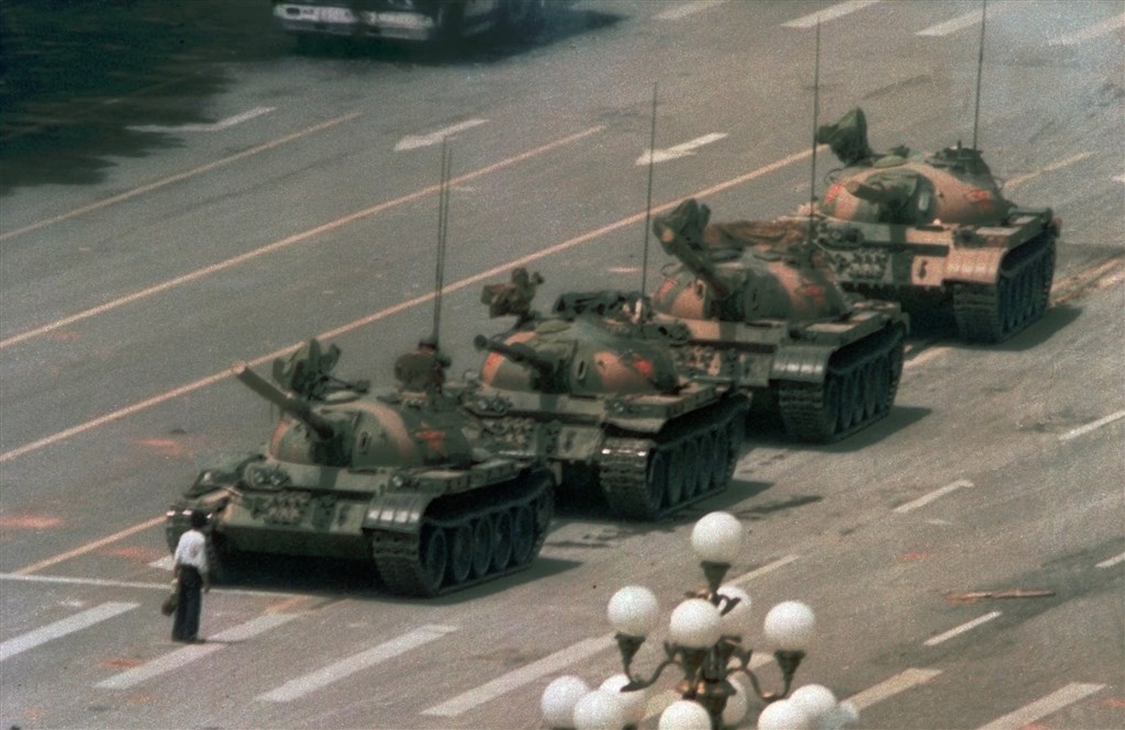 1989年六四事件中,「王維林」阻擋坦克行進的畫面,被認為是20世紀標誌性相片。(美聯社)