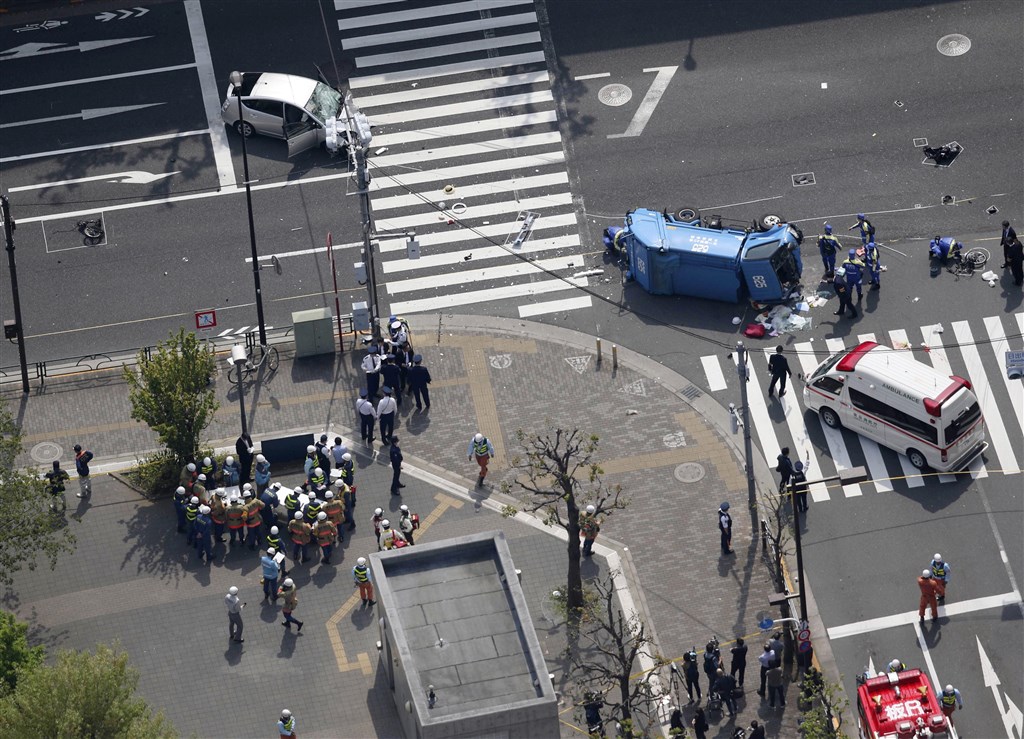 日本東京池袋車站附近19日中午發生小客車衝撞行人事件,共造成11人輕重傷。(共同社提供)