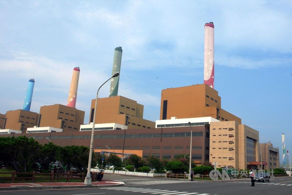 經濟部次長曾文生接受採訪時表示,經濟部19日與台電討論台中火力發電廠事宜,並在開會時要求台電要以「穩定供電」為優先,短期先改善中火廢水排放,達到台中市環保局標準。(中央社檔案照片)