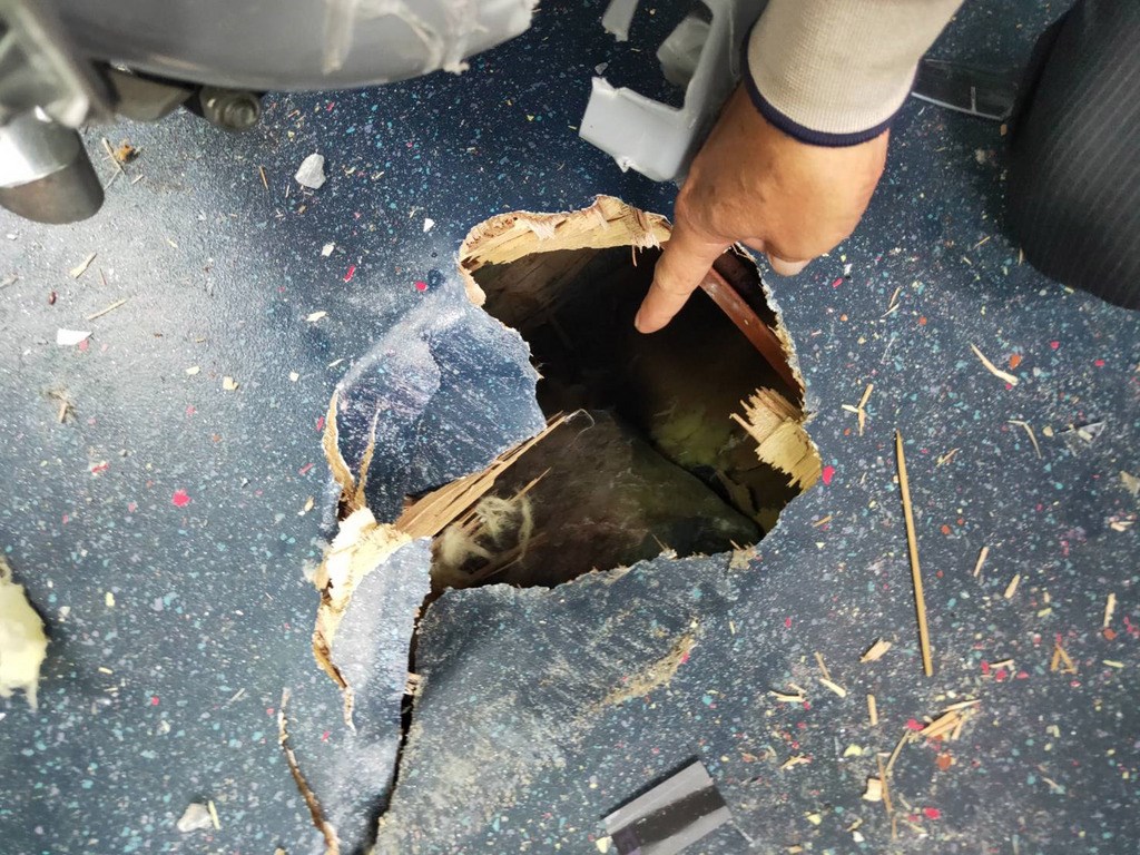 一輛遊覽車20日行經花蓮中橫太魯閣九曲洞段時遭一顆直徑約50公分的落石擊中,車頂及車子地板都被砸出一個大洞,並有1名韓籍遊客受傷送醫,幸無生命危險。(花蓮縣警察局新城分局提供)中央社記者盧太城花蓮傳真 108年4月20日