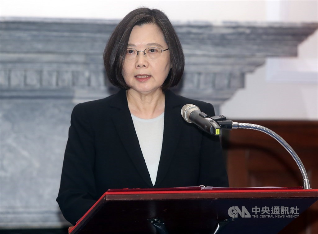 對於高雄市長韓國瑜稱三軍沒軍法,總統蔡英文20日表示,她身為三軍統帥,「要嚴正告訴曾經是職業軍人的韓市長,要把這句話收回去」。(中央社檔案照片)