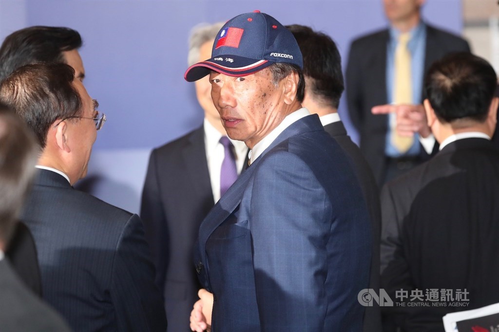 富士康內有中共黨組織,引爆外界對郭台銘參選總統的疑慮。圖為鴻海集團總裁郭台銘(中)受邀出席AIT活動。(中央社檔案照片)