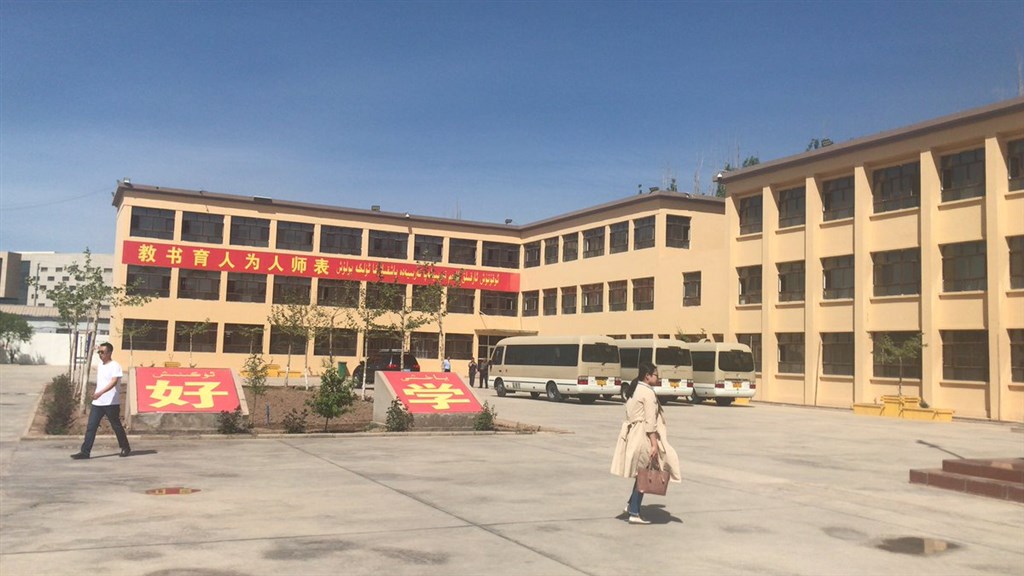 彭博駐北京記者馬丁日前應中國官方之邀走訪新疆,帶隊的中國官員堅稱,再教育營裡的維吾爾人都是自願前來。(圖取自twitter.com/petermartin_pcm)