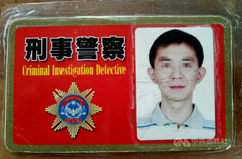苗栗警分局20日指出,巡邏員警執行勤務途中攔查一部可疑車輛,在車內發現子彈、毒品及假造刑事警察證件(圖),正面貼著巫姓犯嫌照片,冒牌貨遇上正牌員警,犯嫌當場俯首認罪。(翻攝照片)中央社記者管瑞平傳真 108年4月20日