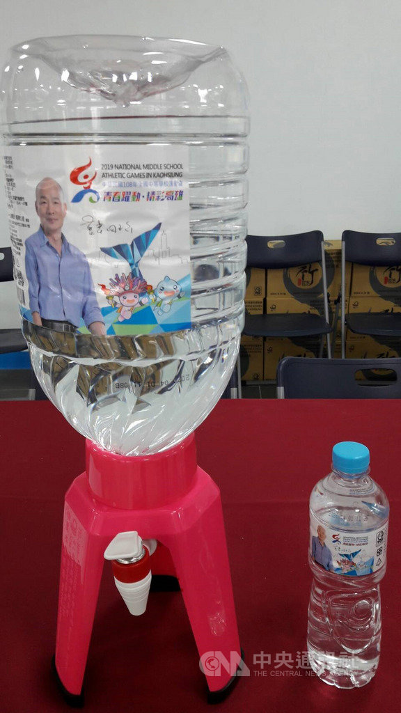 108年全國中等學校運動會20日將在高雄市開幕,選手飲用水印有高雄市長韓國瑜照片,遭網友質疑「造神」。(讀者提供)中央社記者陳朝福傳真 108年4月20日