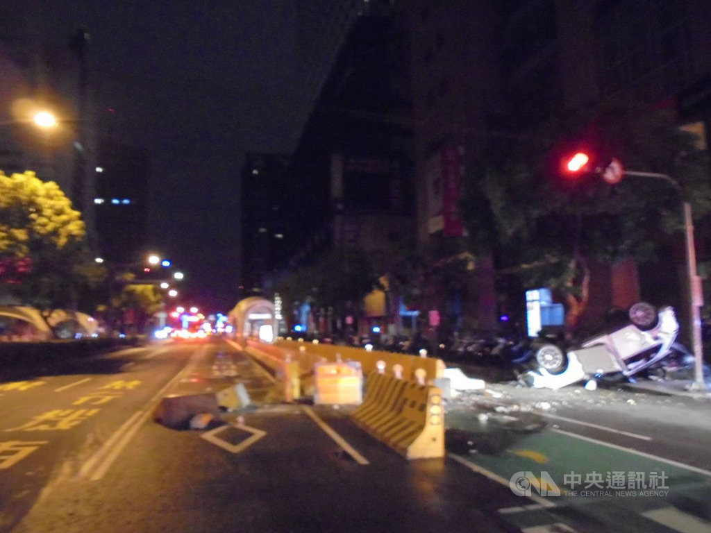 台中市20日凌晨發生酒駕自撞案,女子駕駛保時捷休旅車行經台灣大道與館前路口撞上分隔島後,車子拋飛4輪朝上翻覆。(翻攝照片)中央社記者郝雪卿傳真 108年4月20日