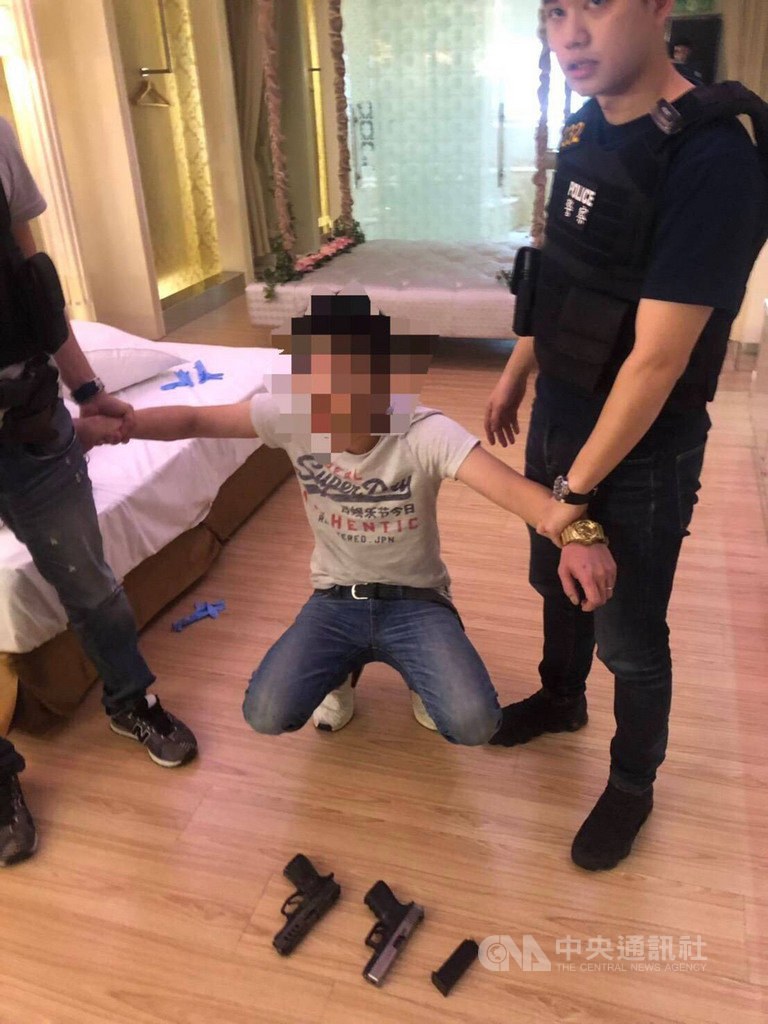 40歲陳姓男子高調攜槍徹夜飲酒狂歡,警方獲報立即派員蒐證,19日下午在一間旅館內查獲陳男攜帶2把改造手槍和11顆子彈。(台北市警察局中山分局提供)中央社記者黃麗芸傳真 108年4月20日