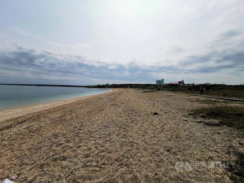 2019澎湖縣政府「與野共生」地球日淨灘活動,20日在西嶼鄉后螺沙灘岸際舉行,共清理出3000餘公斤的海漂垃圾,讓沙灘恢復整潔、美麗。中央社 108年4月20日