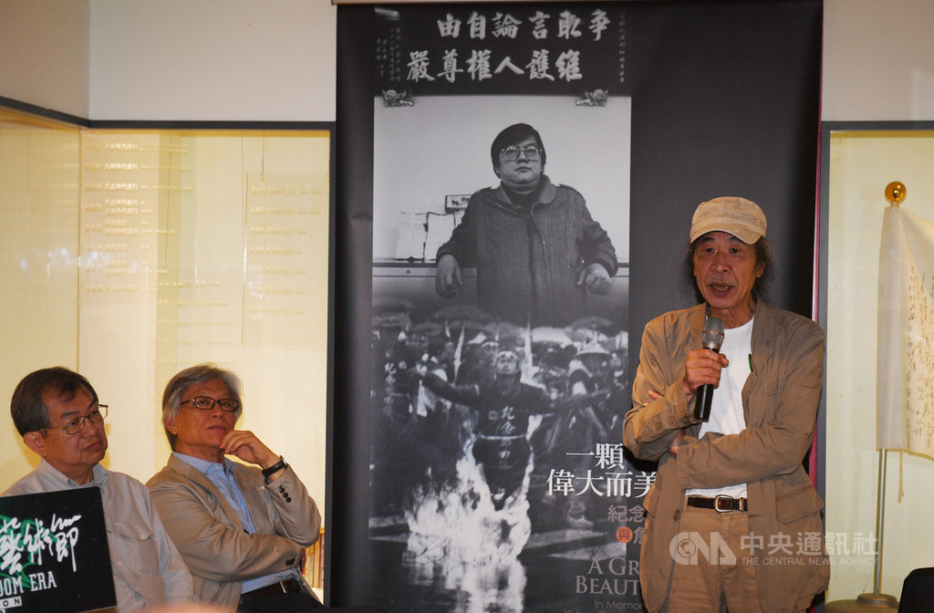 「自由時代」雜誌創辦人鄭南榕自焚逝世30週年,鄭南榕基金會與攝影師潘小俠(右)舉辦攝影展,20日上午舉行開幕記者會,詩人李敏勇(左2)、鄭南榕弟弟鄭清華(左)出席與會。中央社記者施宗暉攝 108年4月20日