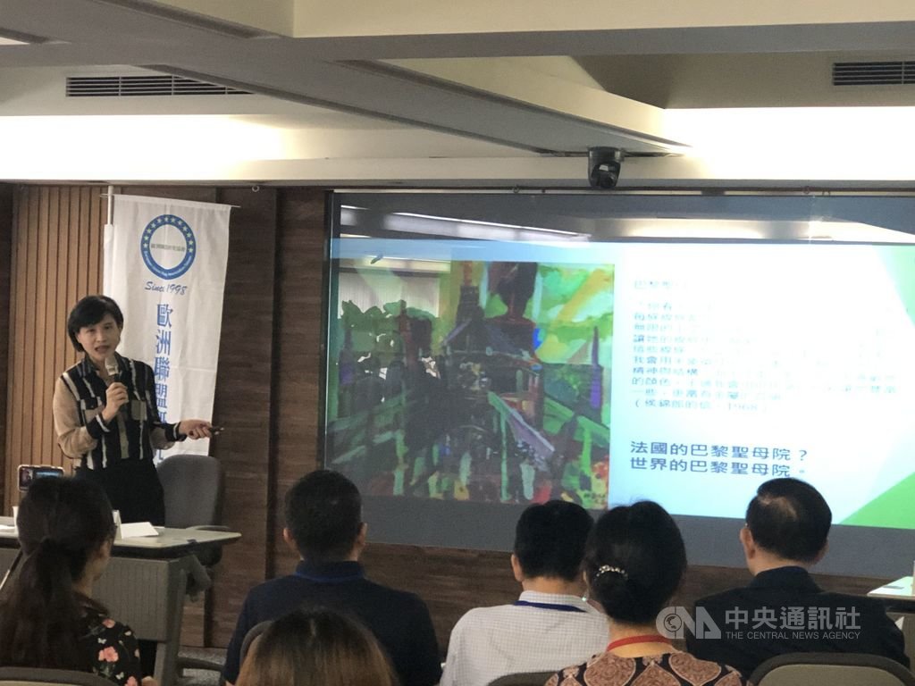 台灣歐洲聯盟研究協會20日下午舉行會員大會,邀請文化部長鄭麗君(後左)主講「台灣文化部對歐洲文化政策與工作經驗分享」,分享台灣與歐洲的共同價值及所面臨的共同挑戰。中央社記者鄭景雯攝 108年4月20日