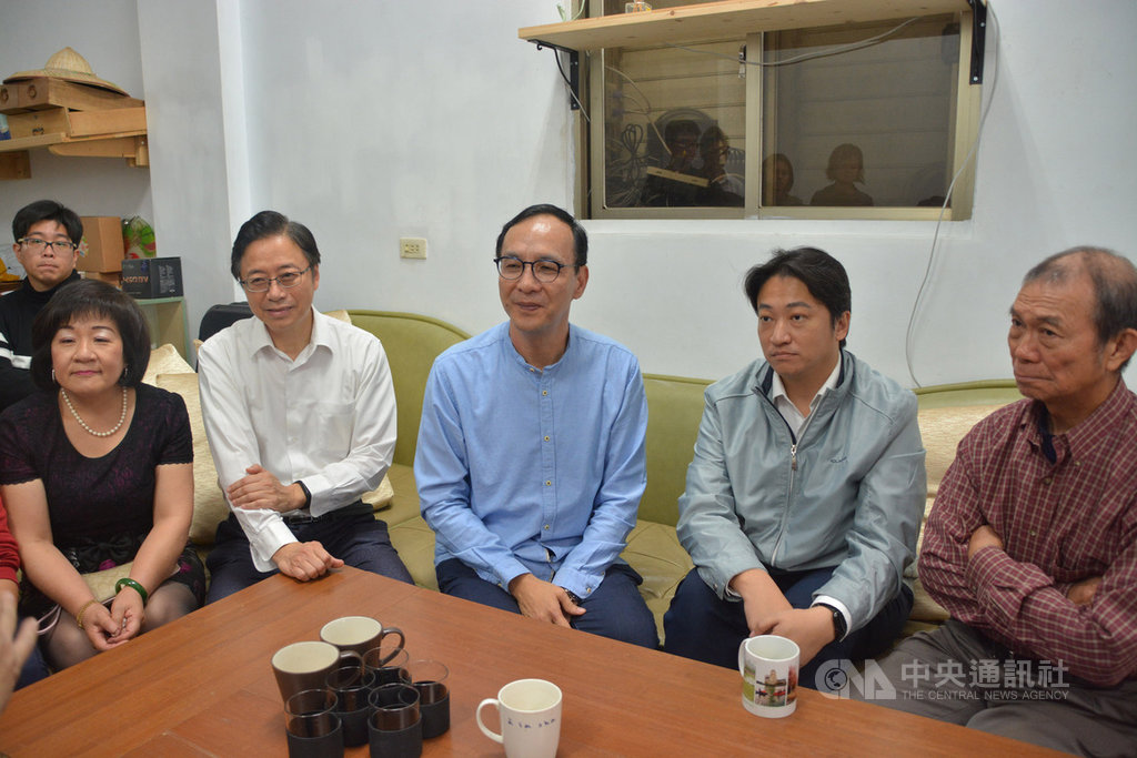 前新北市長朱立倫(右3)展開「台灣更好 立倫行腳」之旅,20日到花蓮與當地農民座談,也特別邀請前行政院長張善政(右4)一同參加。中央社 108年4月20日