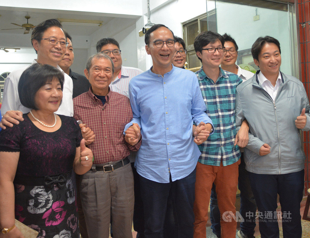 表態投入國民黨內總統初選的前新北市長朱立倫(前右3)展開行腳之旅,20日首站從花蓮出發,與當地農民座談,晚間並將夜宿花蓮特色民宿。中央社 108年4月20日
