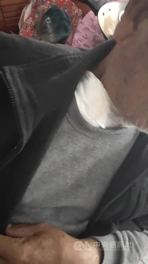 一名家住苗栗縣通霄鎮的蘇姓男子指控苗栗市市民代表楊得君19日闖民宅,並毆打家中年邁的祖父母,導致他與祖父母3人在胸部、肩膀和脖子都分別遭到擦挫傷。(翻攝畫面)中央社記者管瑞平傳真 108年4月20日