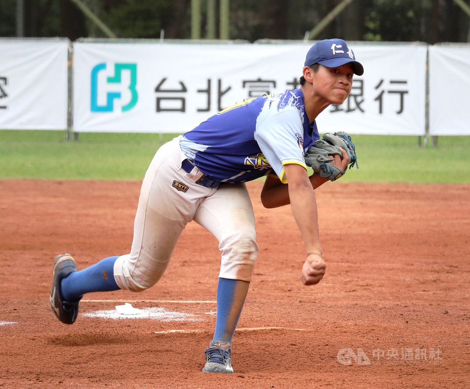 108年謝國城盃少棒錦標賽冠軍戰20日在台北舉行,桃園市隊邱宇珩先發登板主投4局、飆速120公里,是球隊奪冠功臣,賽後也獲選大會最有價值球員(MVP)。中央社記者張皓安攝 108年4月20日