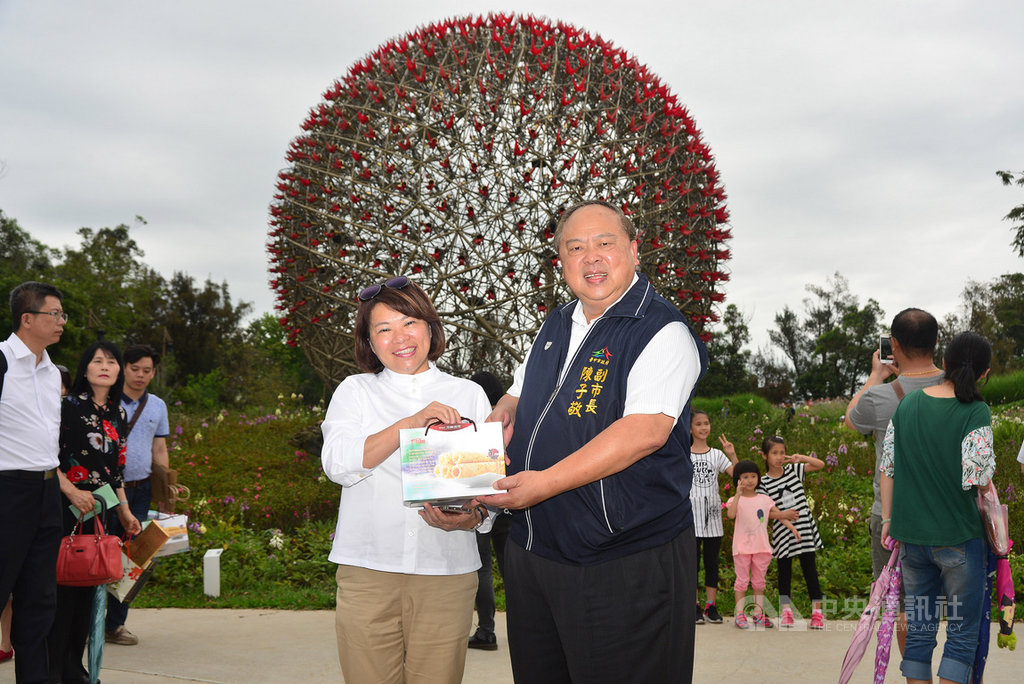 台中花博閉幕在即,嘉義市長黃敏惠(前左)20日前往參觀,由台中市副市長陳子敬(前右)代表市長盧秀燕接待,兩人也互贈伴手禮。中央社記者郝雪卿攝 108年4月20日