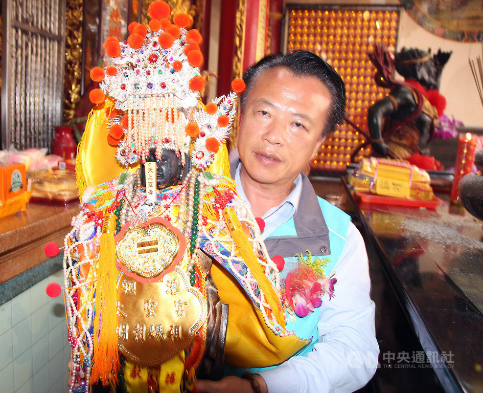 嘉義布袋太聖宮魍港媽祖神像獲文化部指定為國家重要古物,嘉義縣長翁章梁20日將魍港媽祖神像請出,邀請地方鄉親共同見證。中央社記者江俊亮攝 108年4月20日