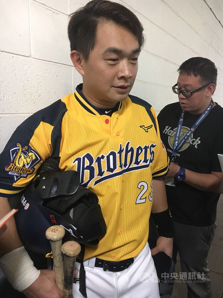 中職中信兄弟隊老將彭政閔(左)職棒生涯最後一年,20日在天母球場轟出一記陽春砲,為本季首轟。他賽後表示:「至少19年都有打全壘打,還是往自己紀錄去邁進,今天多進了1步,剩下9步,安打還有30步。」中央社記者楊啟芳攝 108年4月20日