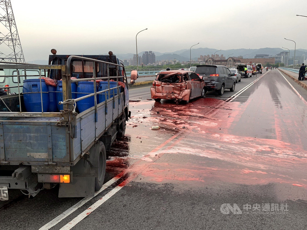 一輛載運豬血的貨車20日在新北市土城區城林橋上發生追撞車禍,地面頓時滿是紅色豬血血漬,遭撞銀色轎車也染成紅色,警消獲報到場處理,所幸整起事故傷者僅輕傷,送醫無大礙。(翻攝畫面)中央社記者黃旭昇新北市傳真 108年4月20日