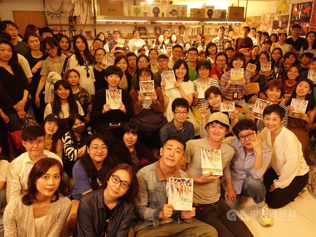台劇「我們與惡的距離」創作歷程全剖析暨簽書會20日下午在台北水牛書店舉行,編劇呂蒔媛(前右2)、製作人林昱伶(前左2)與劇中演員吳慷仁(前右3起)、施名帥出席,熱情粉絲擠滿現場。中央社記者江佩凌攝 108年4月20日